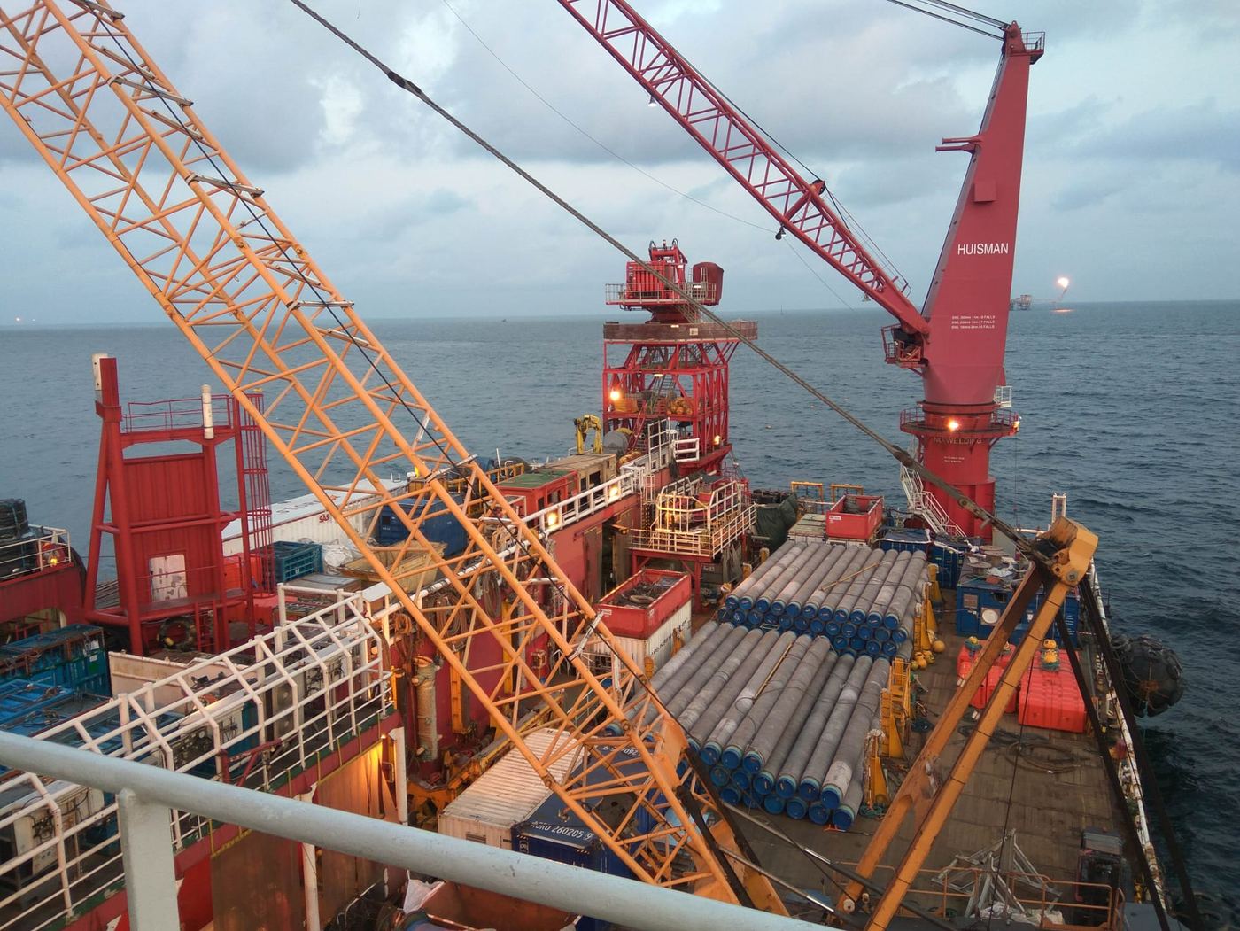 Pipelay vessel deck with cranes